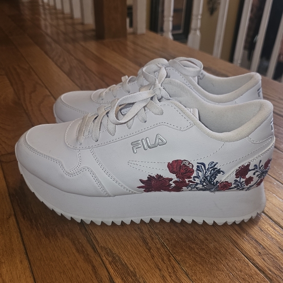 FILA Women Disruptor Sneakers White With Flower Embroidery Size 8. - Picture 5 of 10